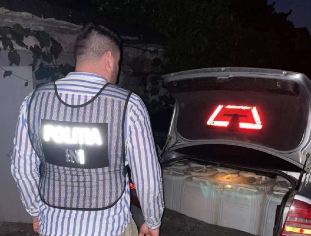 FOTO/VIDEO: Peste o tonă de alcool etilic, fără acte de proveniență, depistat de ofițerii de investigații